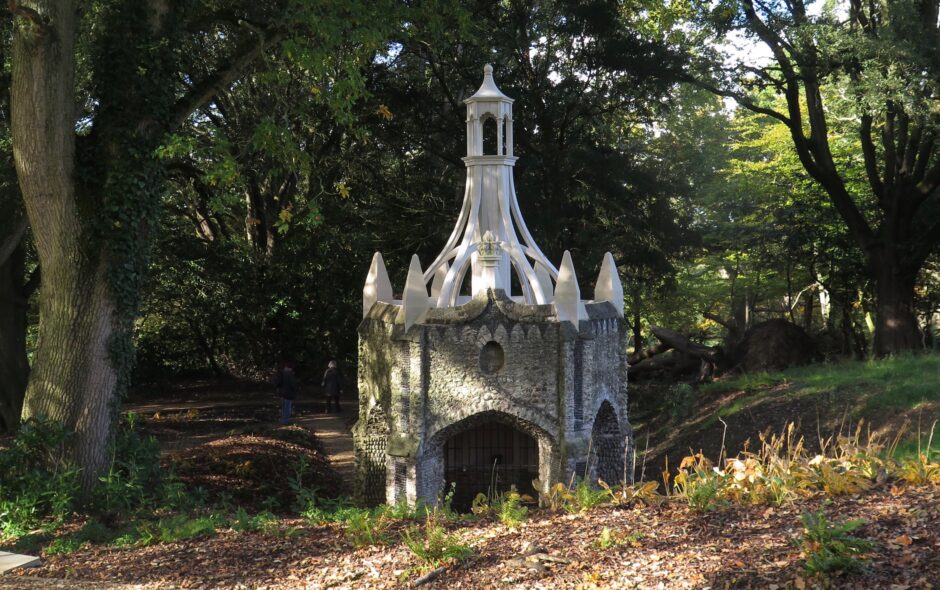 Miniature and monumental